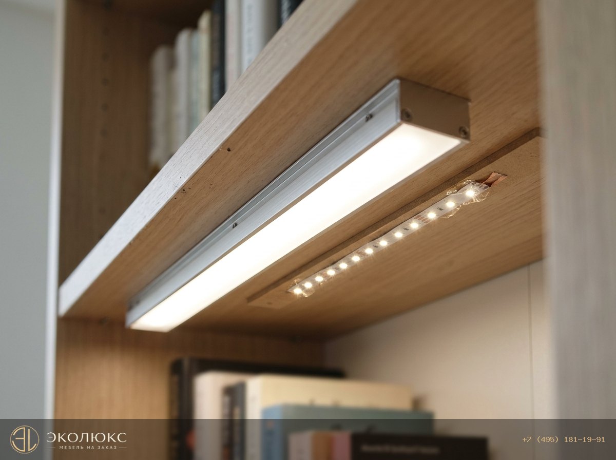Крупный план LED-ленты в алюминиевом профиле с матовым рассеивателем.