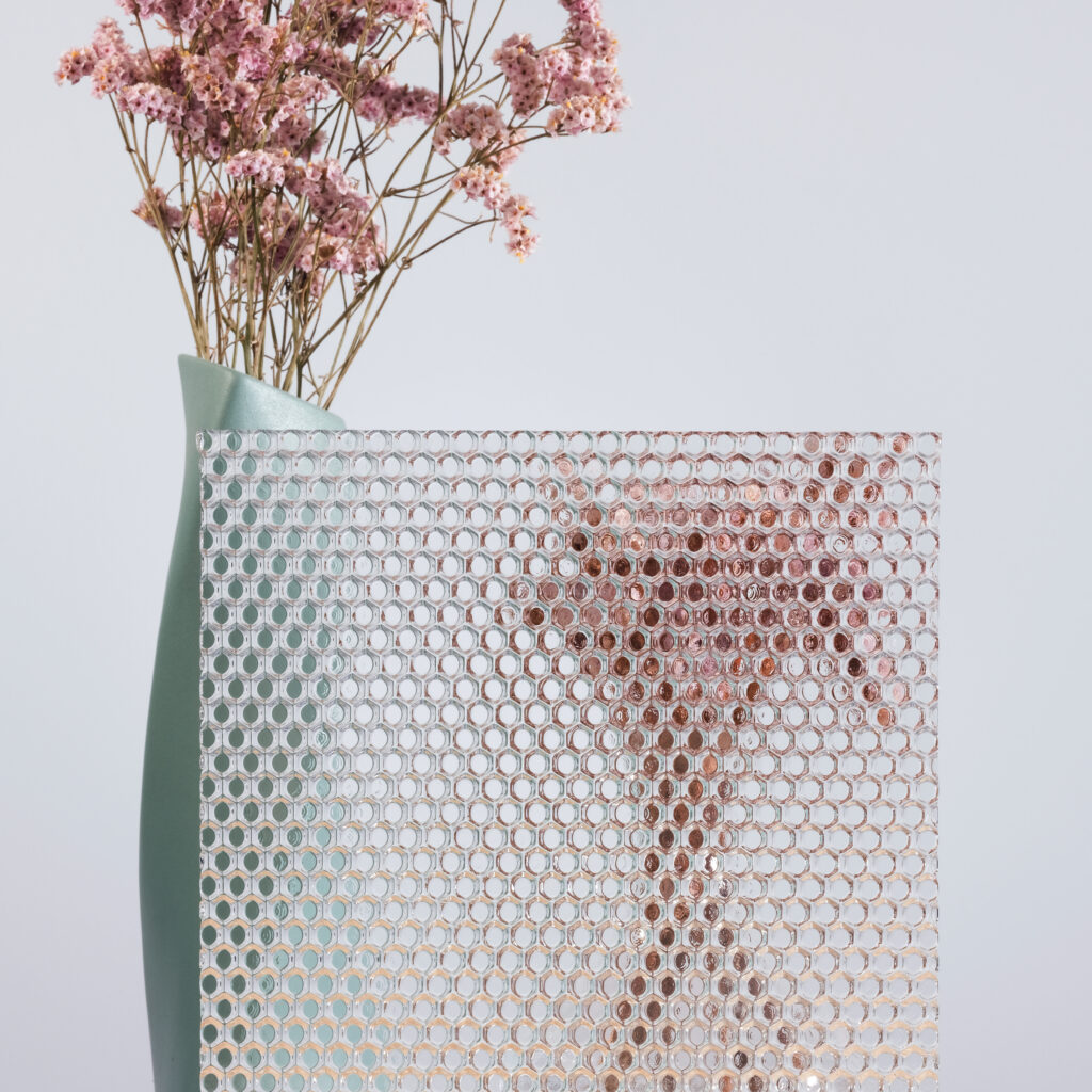 СТЕКЛО УЗОРЧАТОЕ СОТЫ (HONEYCOMB) ОСВЕТЛЕННОЕ 6 ММ